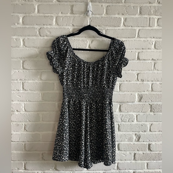 Love Tree Floral Shorts Romper, Size Medium. - Picture 8 of 8